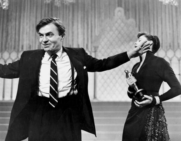 A drunk Norman Maine (James Mason) interrupts his wife Vicki's (Judy Garland) acceptance Oscar win and accidently hits her in front of a national audience
