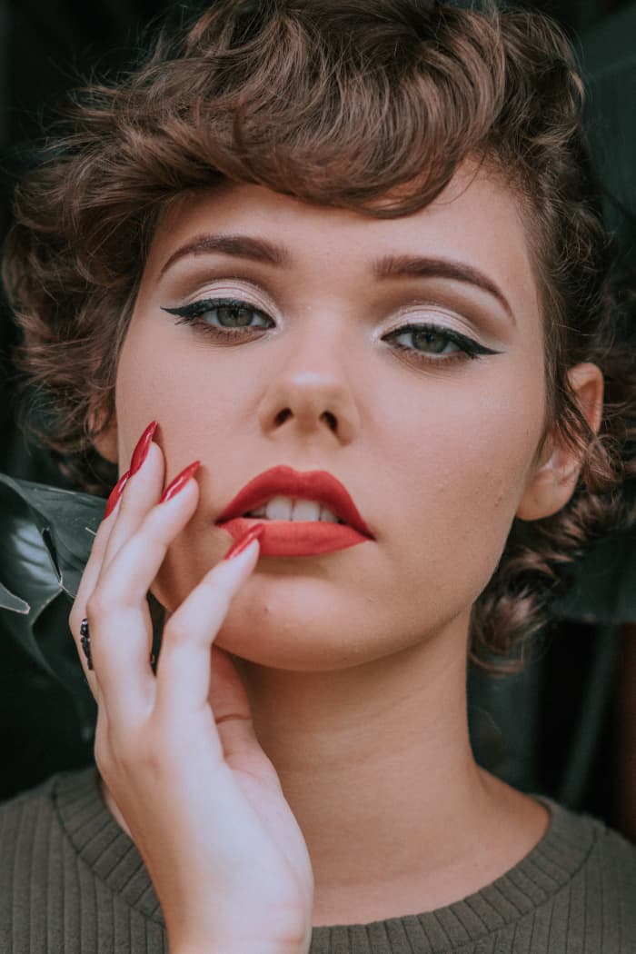 For the Scorpio makeup look: opt for red lipstick, gray or silver eyeshadow, cat eyes, a natural cheek color, and red fingernails.