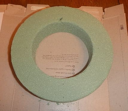 Trace around the circle shapes to make a pattern for your wreath.