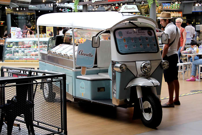 Shopping mall motor car traders - Siam Paragon has a Rolls Royce. Siam Center has ... a tuk-tuk novelty ice cream vendor!