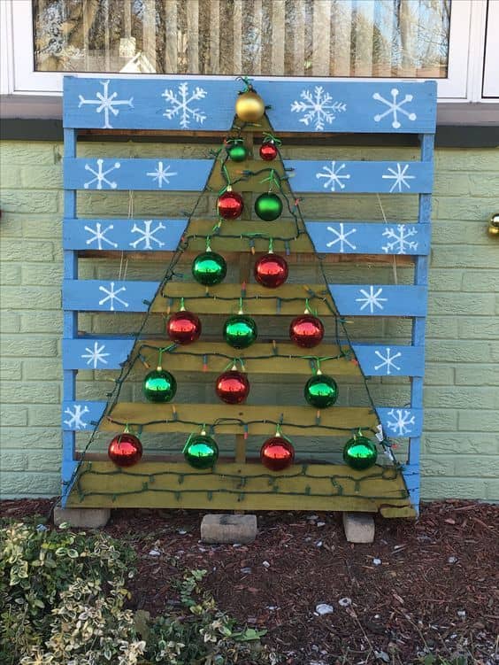 75+ Easy DIY Budget Outdoor Christmas Decoration Ideas - Holidappy