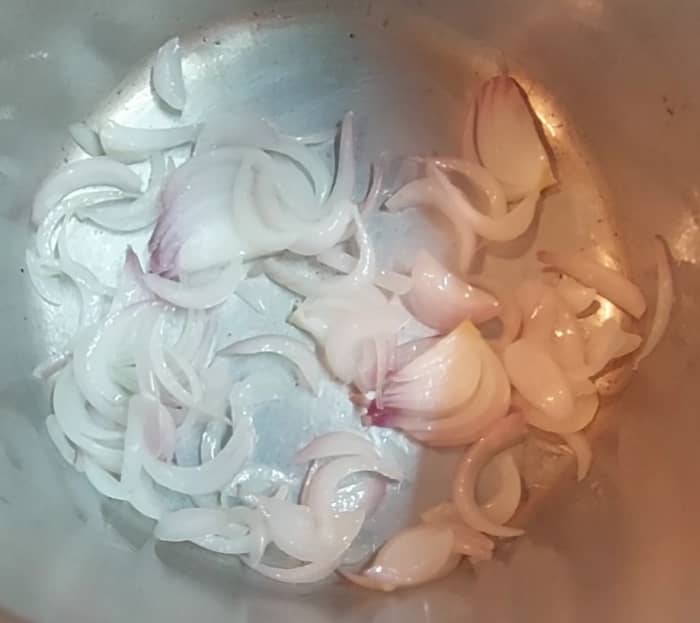 In a pan, heat 1 tablespoon oil. Add 1 onion and fry till translucent. Switch off the flame and set aside.