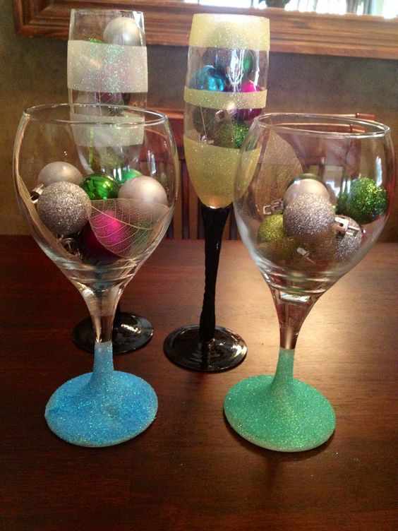 100+ Easy to Make Wine Glass Christmas Decorations to Bring the Festive