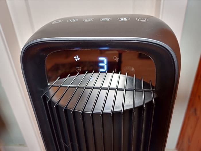 The display indicates that the fan is in natural mode and the speed is presently three