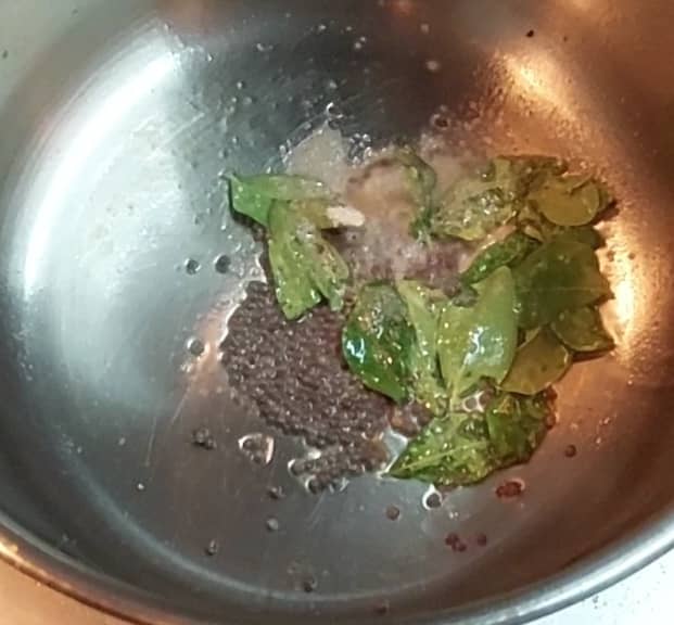 In a pan heat 1 teaspoon oil, splutter 1/2 teaspoon mustard seeds, add a spring of curry leaves, and 1/4 teaspoon hing, switch off the flame.