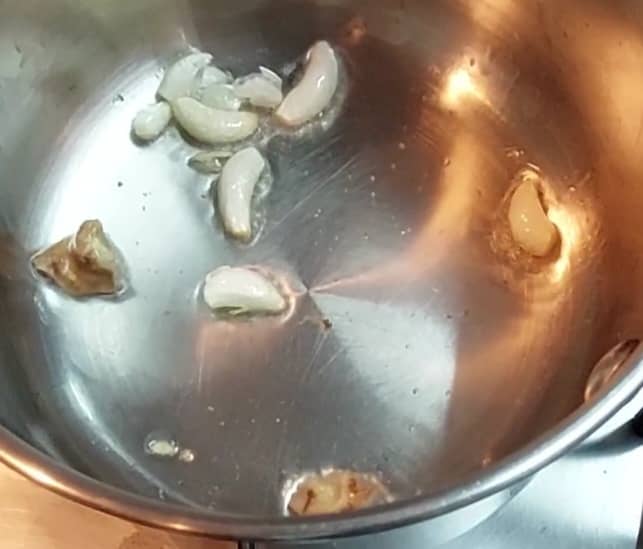 In a pan, heat 2 teaspoon oil. Add 6-7 garlic cloves and a 1-inch long piece of ginger. Saute well till garlic turns golden brown.