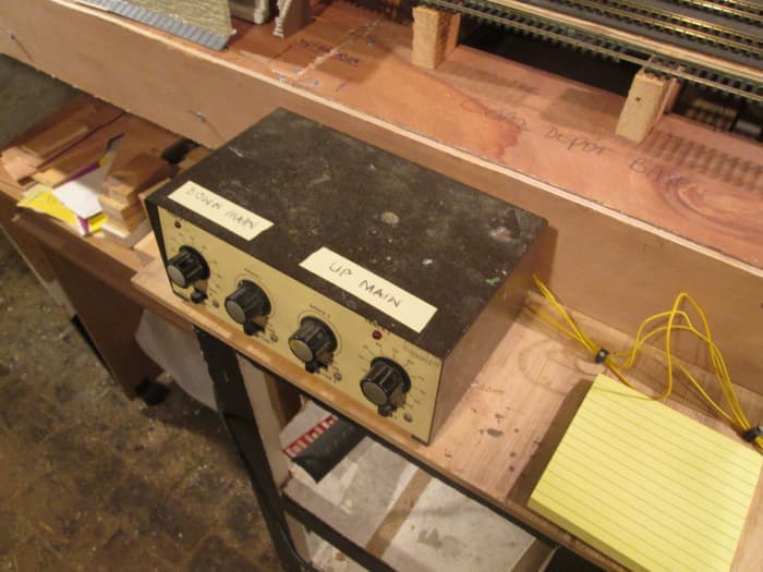 Older Gaugemaster DS dual controller with brake simulator has been linked up with two inputs on fiddleyard Unit 1 for the Up and Down Main lines