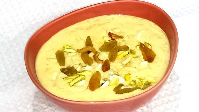Vermicelli custard with saffron, nuts, and raisins