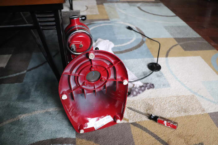 Turn the unit on its side (so that you can see the base). Tighten the screw holding the neck pin in place.