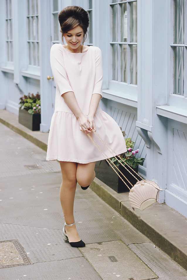 A 1920s dress style that hangs loosely from the shoulder down the waist.