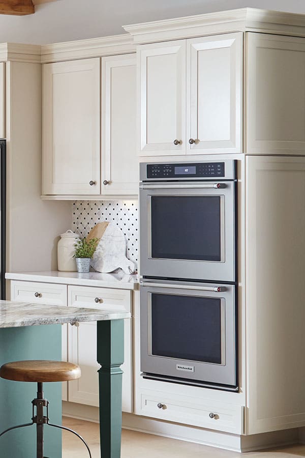For those who love cooking, the double oven cabinet is suitable. The two ovens are located in several cabinet, giving the kitchen a finished appearance.