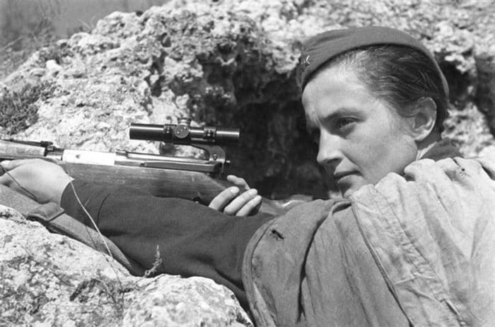 Sharpshooter Lyudmila Pavlichenko in a trench. Photo taken by Israel Abramovich Ozersky (1904 - 1971).