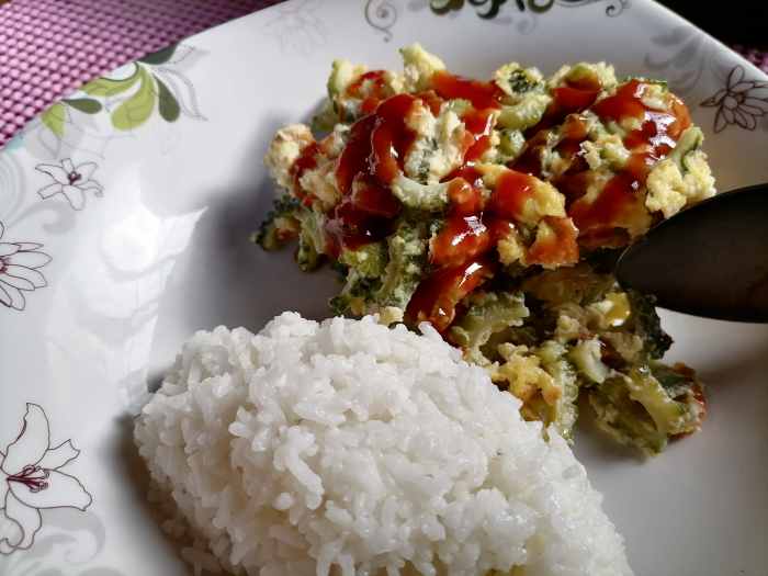 Bitter gourd omelette served with rice