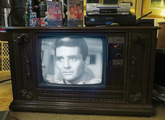 David Hedison, Captain Lee B. Crane. The Seaview is on exercises when a series of signals are received indicating the USA is at war and they are to prepare for launch of all missile.