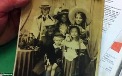 Rozlin Abell (center back) and her sister Fawn Abell (right rear), missing since July 1985 from Bethany, Oklahoma. Photo courtesy of Newsok.