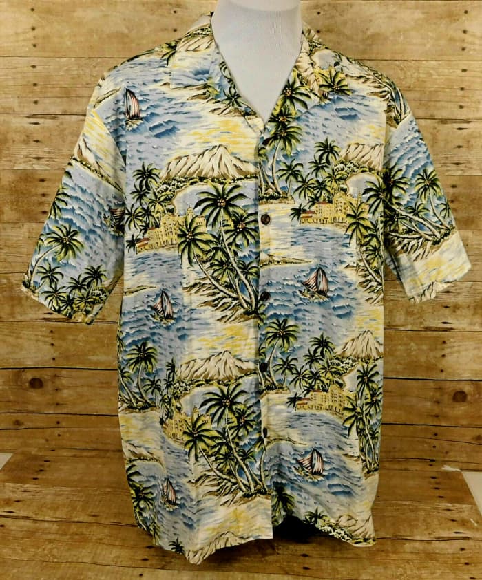 Hilo Hattie Hawaiian Shirt Men's 2XL Short Sleeve Boats Beach Floral. Hand made in Hawaii's, 100% cotton with coconut shell buttons.