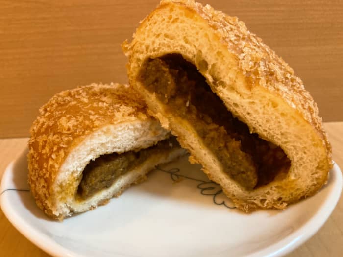 This kare-pan is a collaboration of a bread company and a well-known curry house's curry