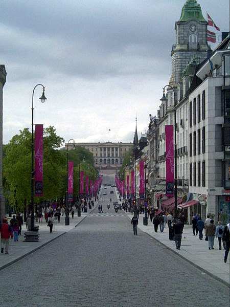 This street is the Karl Johan gate with the Royal Palace in the distance. Photo by Mahlum and distributed under GNU Free Documentation License Version 1.2.