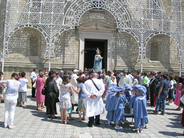 One of the main events of this town is the feast of this Madonna. Here is the statue of this Madonna in front of the church, while they are getting ready to be take her out in a procession around town.