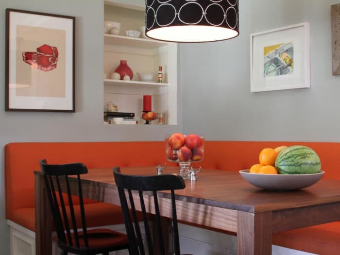 Since there's nothing nearly as elegant or as comfortable as a banquette, it's time to reconsider our dining table and bench. It complements a wide range of architectural trends and reminds us of our beloved kitchen cafés.