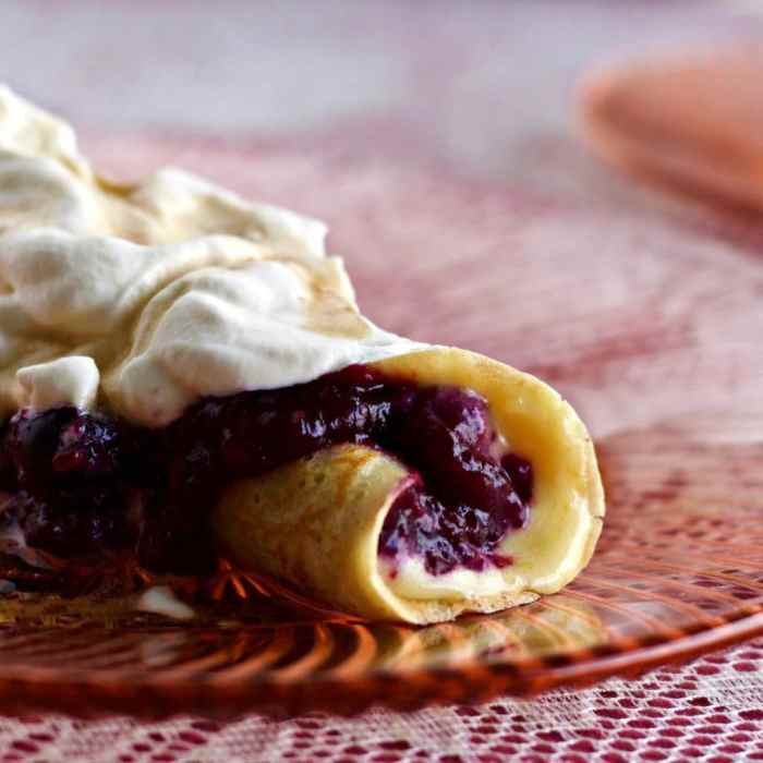 Blueberry lemon curd crêpes