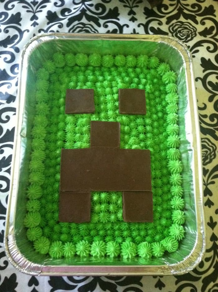 I'm not a baker, but I do like to go above and beyond to make my daughter's birthday special. This year, she wanted a Mineraft cake and I came through with this easy creeper cake.