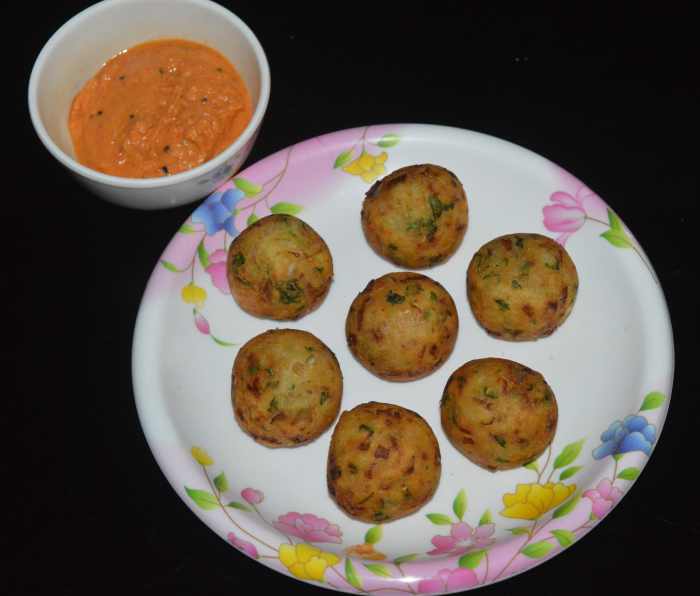 Homemade crunchy, delicious potato and gram flour balls served with onion chutney