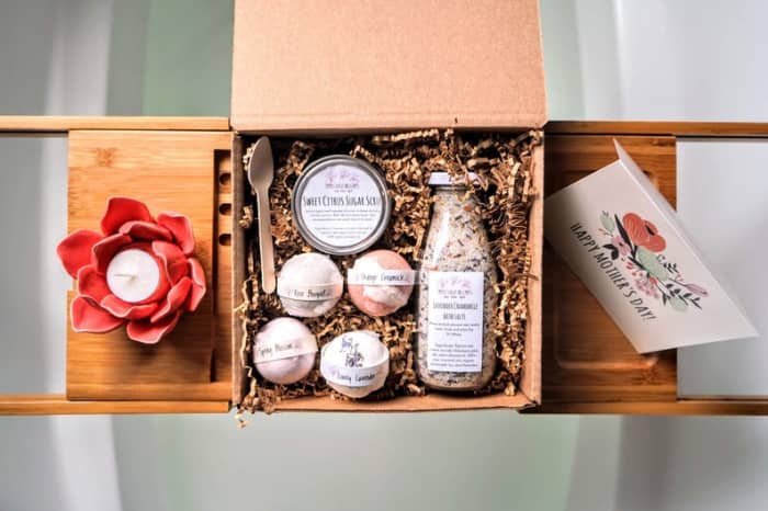 This is a self care spa gift set for your mother. It has Himalayan pink salt, jojoba oil, cocoa butter, sweet almond oil, coconut oil, epsom salt, flower petals and pure essential oils.