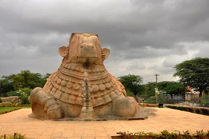 This enormous structure of Nandi the bull is 27 feet long and 15 feet high and is the biggest monolithic bull in the world.