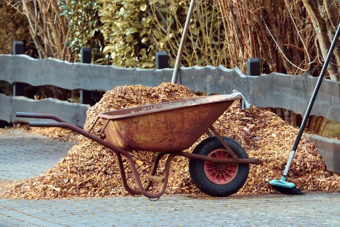The McCulloch MCS2001 is suitable for shredding small-diameter branches, corn stalks, and green waste.