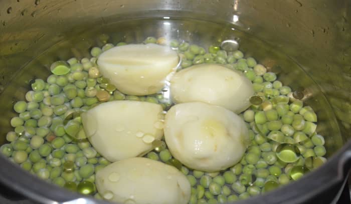 Step one: Cook the soaked green peas and potatoes in a pressure cooker with some salt and oil. Cook up to 4 whistles and simmer for 2 minutes. Take out the potatoes and mash them. Keep aside.
