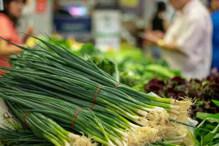 Let's dig into the differences between scallions, green onions, and spring onions. 