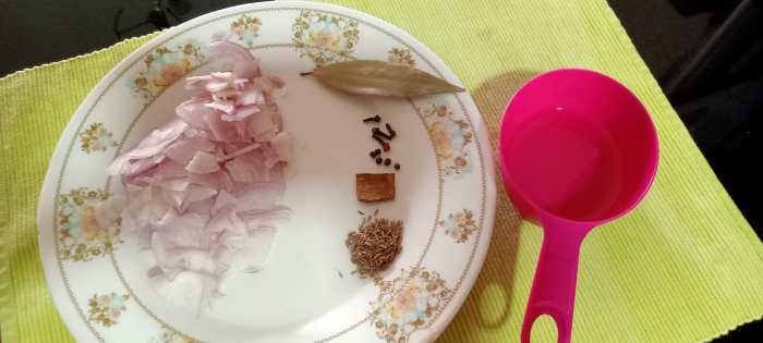 Ingredients: Sliced onion, dry spices (cumin seeds, cinnamon stick, black pepper, cloves and bay leaf) and oil.
