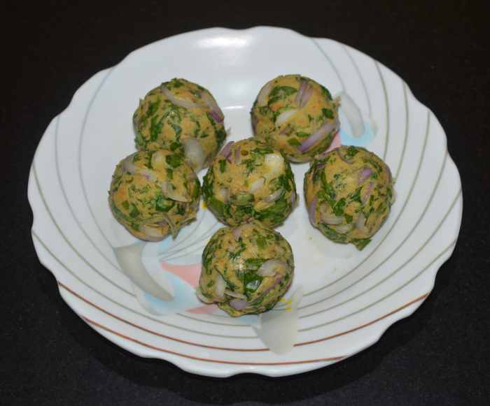 Make many lemon-sized balls out of the dough. Place them on a plate.