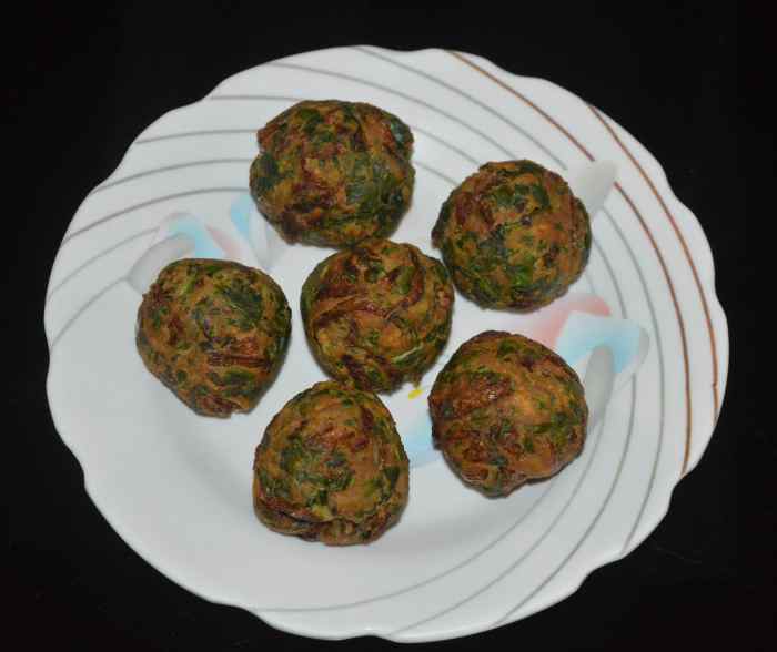 Palak bonda (spinach pakora)
