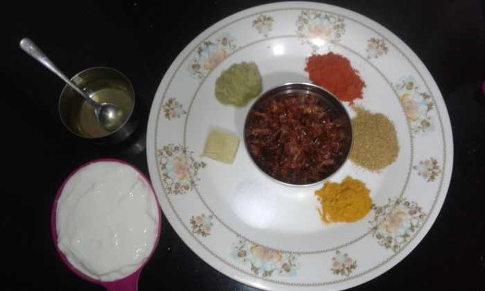 Ingredients: oil, ginger garlic paste, red chili powder, coriander powder, turmeric powder, salt, curd and fried onion