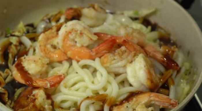 Step 6: Add cooked prawns and sauce (from step 2) into stir-fried vegetables