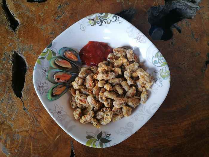Crispy mussels in garlic butter
