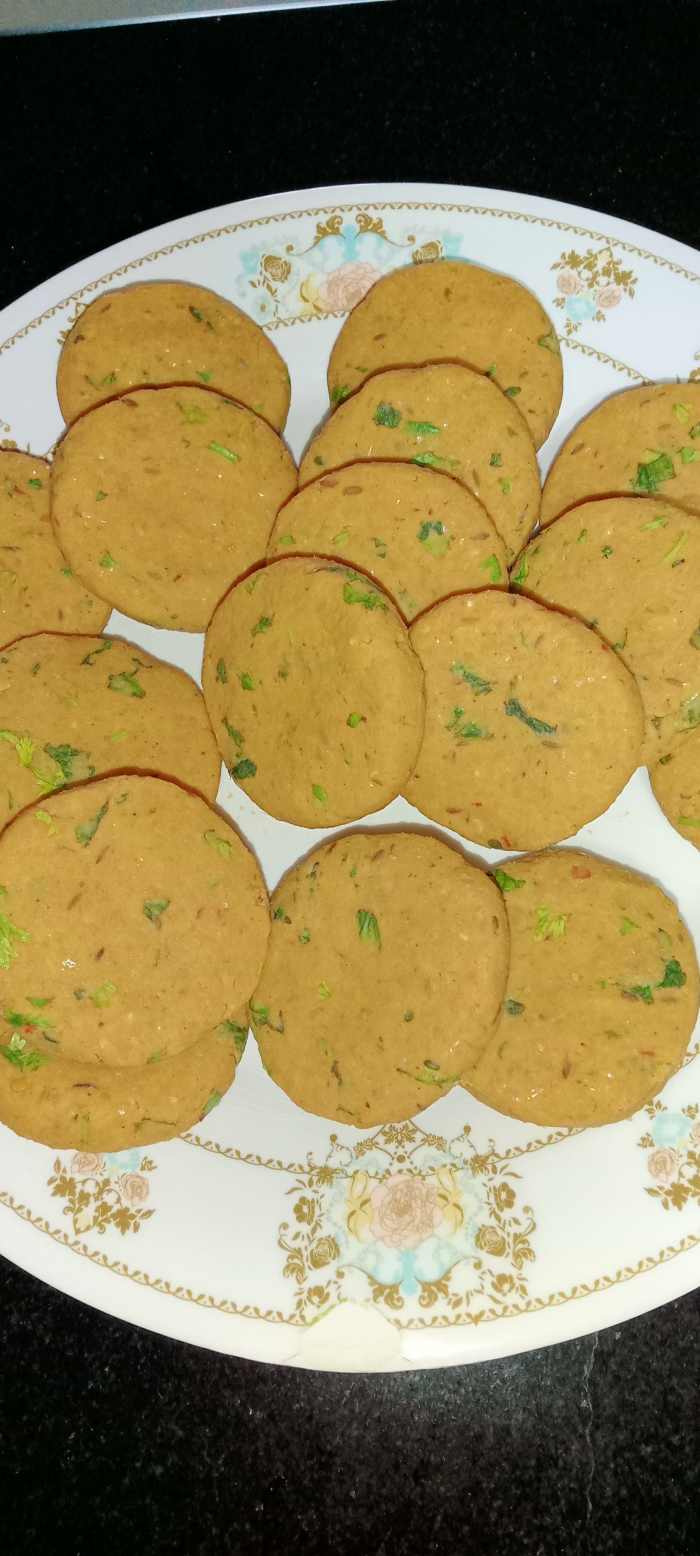 Make kababs of the mixture with your hands. At this stage, you can freeze the kababs and fry them anytime. Heat oil in a frying pan.