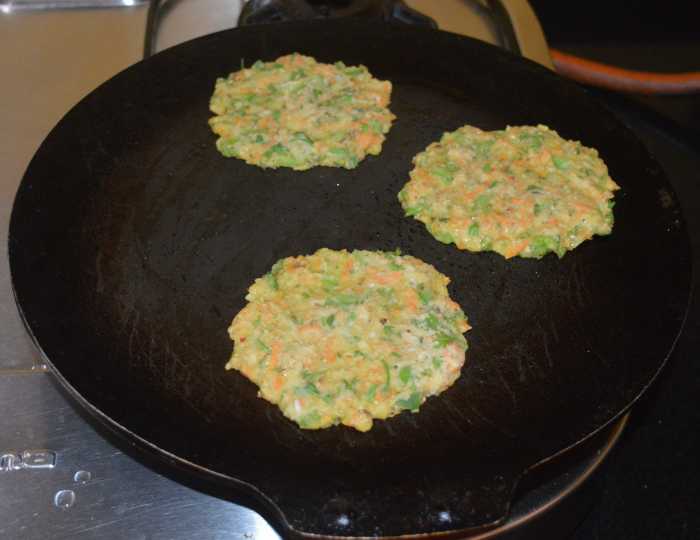 Add a few drops of oil to the top of each of the cheela. Cover it for fast cooking.