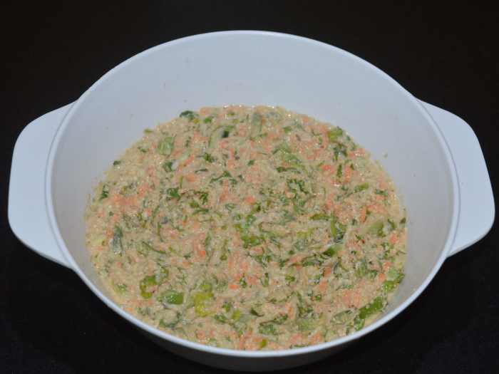 While adding water little by little, prepare a semi-solid batter. Rest the batter for 5-10 minutes.