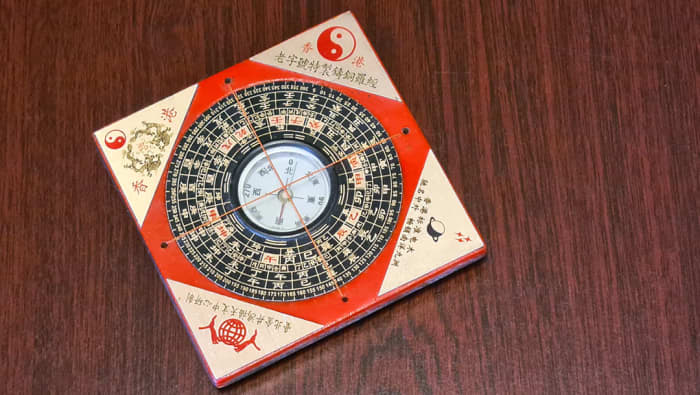 A Luópán (罗盘) i.e. geomancy compass. Here, the context for pán changes to that of a circular, flat tool.