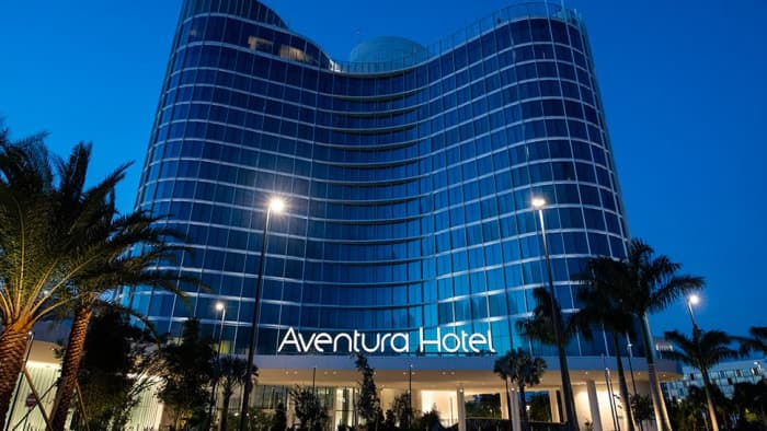 The Aventura Hotel at Universal Orlando is pleasantly modern and within easy walking distance of Volcano Bay.