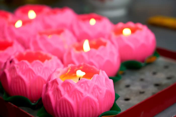 Stricter Chinese Buddhists do not burn paper offerings for the dead during “Yulan Jie.” Only symbolic gestures, such as prayers and the lighting of lamps, are performed.