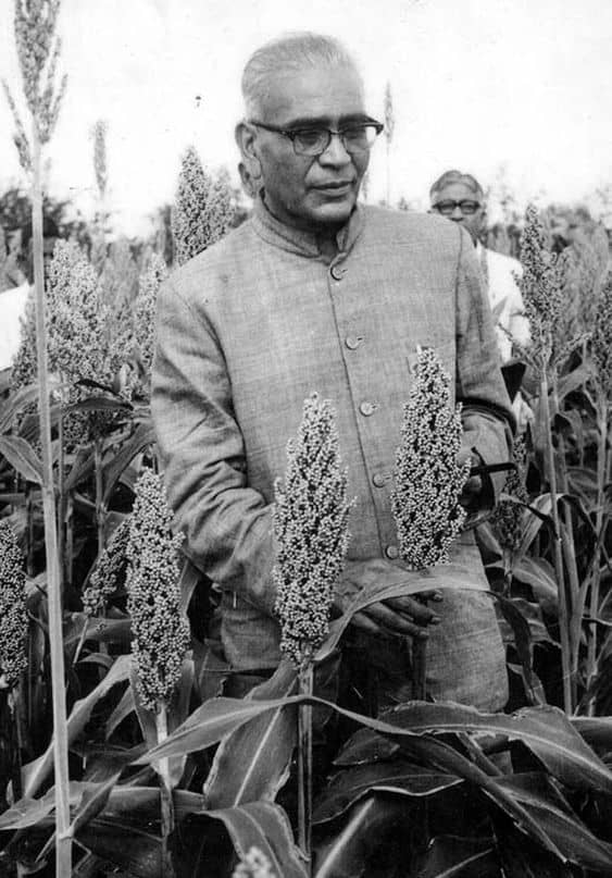 Vasantraoji Naik was the forerunner of the agricultural revolution and the father of the Panchayat Raj.