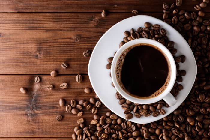 Coffee contains magnesium and potassium, which can help the human body use insulin, regulating blood sugar levels and reduce the cravings for sweets and snacks. Tea will help to burn fat. Caffeine helps fat cells by breaking down fat deposits and wil