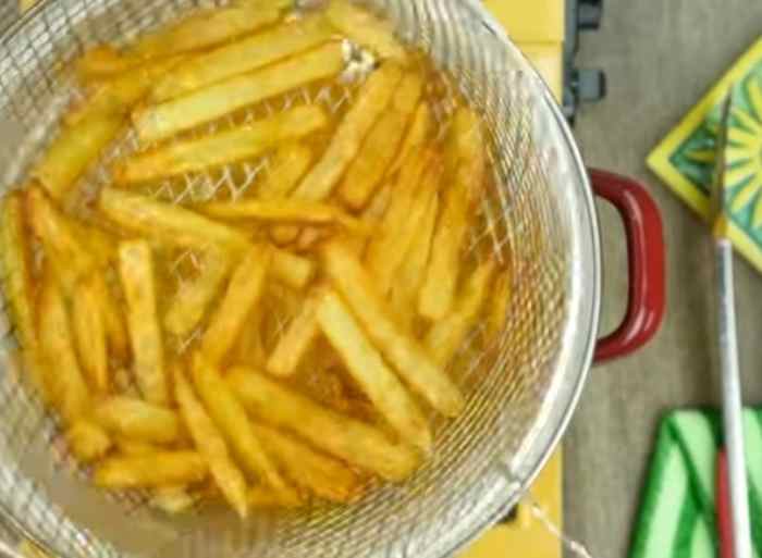 Step 5: Fry the potatoes until they turn crispy.