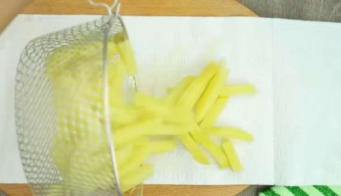 Step 4: Pat dry the. potatoes thoroughly.