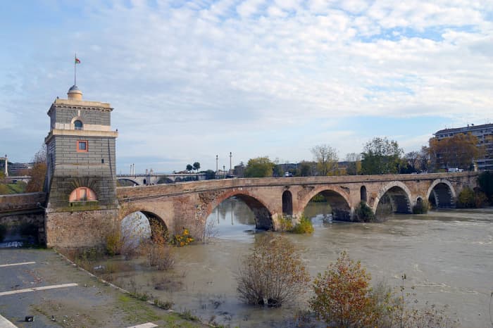 This is the bridge the area gets its name from (Ponte means bridge). At night, the adjacent area lights up thanks to the activity centered around its many wine bars.