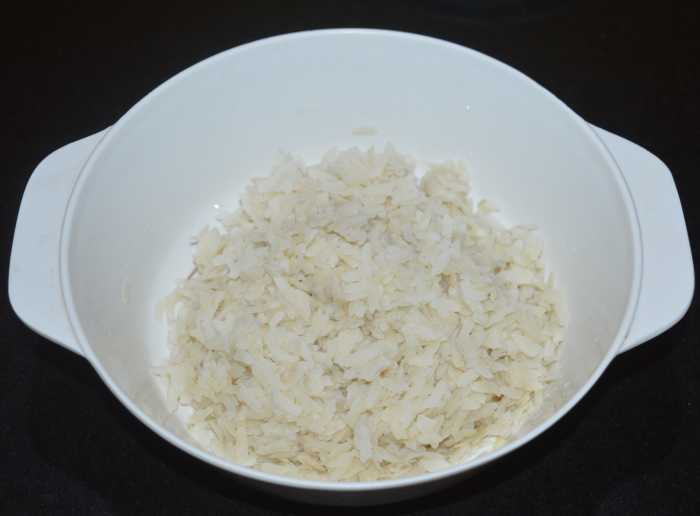 Sprinkle a few drops of water to the poha and mix it with your fingers to make it slightly wet.